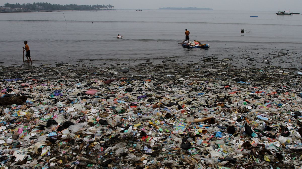 Pláže plné odpadků. Indonésie bojuje s důsledky mohutných dešťů